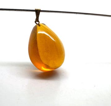 Oude hanger met Baltisch amber cabochon in helder