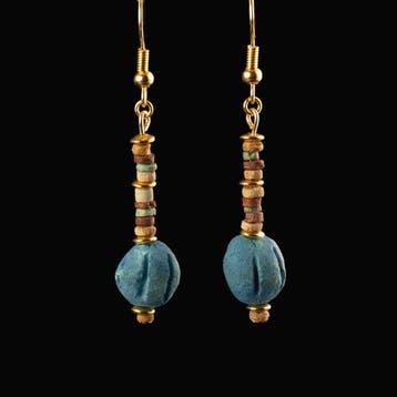 Oude Egypte, late periode Earrings, met faience-meloenkralen