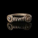 Keltisch Zilver Ring met spiraalvormige knopen