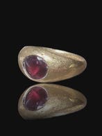 Ancient (Roman) Geel goud, Stunning Red Garnet Child (XRF