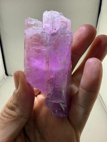 Natuurlijke roze Kunziet-kristalmonster – ruwe spodumeen