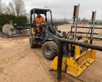 Wiellader met machinist gezocht!