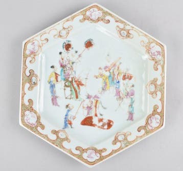 Bord - A LARGE CHINESE FAMILLE ROSE DISH DECORATED WITH, Antiek en Kunst