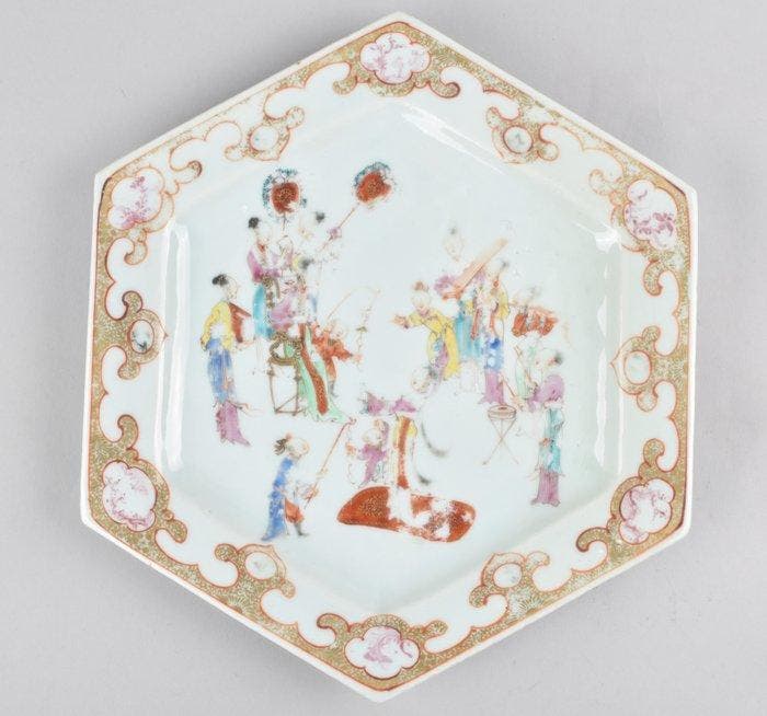 Bord - A LARGE CHINESE FAMILLE ROSE DISH DECORATED WITH, Antiek en Kunst, Antiek | Overige Antiek