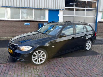 BMW 320i 2.0 NETTE AUTO/NWE KETTING/NWE KOPPELING/PANO/, Keurmerk '100% Onderhouden', Achterwielaandrijving, Zwart, Leder en Stof