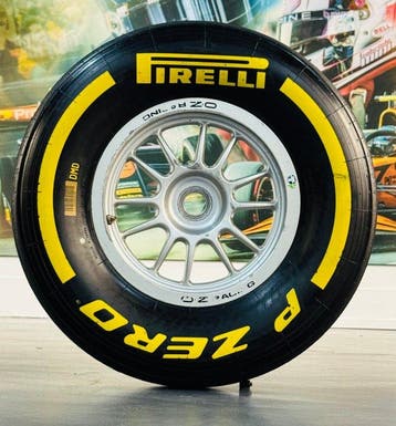 Wiel compleet met band - Formule 1 Pirelli - O.Z., Nieuw