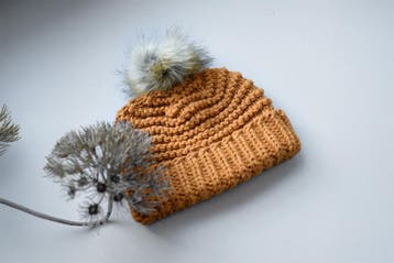 Breipatroon Stoere Muts - damesmodel met pompon en omgesla, Hobby en Vrije tijd, Ophalen of Verzenden, Nieuw
