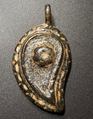 Viking periode Brons Grote en onbeschadigde hanger in de