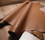 B364 - 380 x 110 cm - Due fantastiche mezze pelli di vitello