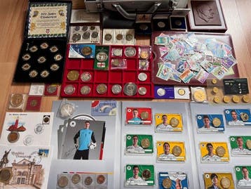 Wereld. Belle collection de monnaies/medailles/timbres Le