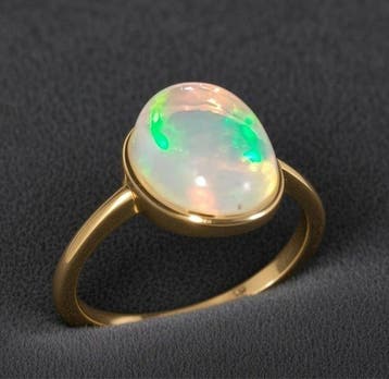 Welo-opaal uit Ethiopië. Prachtige, intense kleuren. Ring