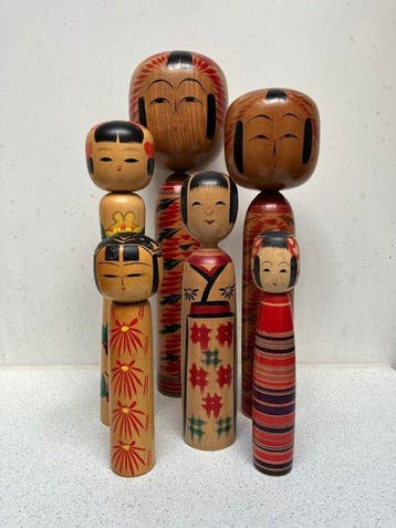 Een prachtige set van 6 vintage Kokeshi-poppen - Hout -