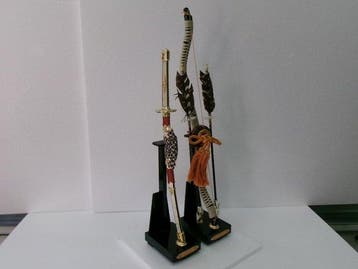 Zwaarden en een boogdecoratie. Houten, Hamayumi, Hamaya,, Antiek en Kunst