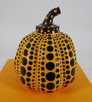 Yayoi Kusama (1929) - sculptuur, Dots Obsession (Pumpkin