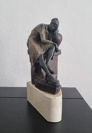 Figuur - Rustende vrouw - resin