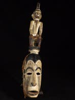 Afrikaanse helmmasker met zittende figuur – 20e eeuw – hout,