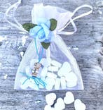 Organza zakje wit met bloemetje,gelukspoppetje en pepermunt, Verzenden, Nieuw, Feestartikel, Geboorte of Huwelijk