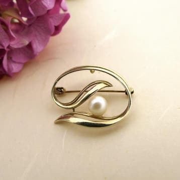 Vintage gouden broche met parel., Sieraden, Tassen en Uiterlijk, Broches, Gebruikt, Ophalen of Verzenden, Met edelsteen, Goud