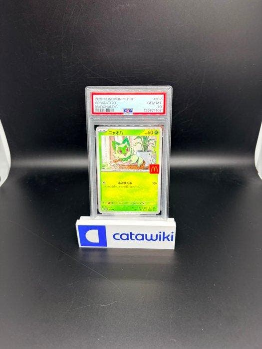 Pokémon - 1 Graded card - Sprigatito 017/M-P - Japanese, Hobby en Vrije tijd, Verzamelkaartspellen | Pokémon