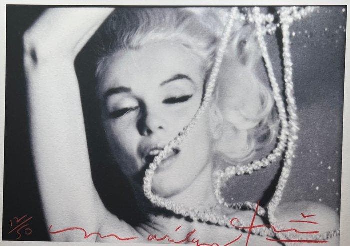 Bert Stern (1929–2013) - Famous Marilyn Monroe Playing with, Antiek en Kunst, Kunst | Designobjecten