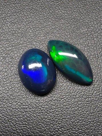 5.52ct Zwarte Opaal Cabochons- 1.1 g