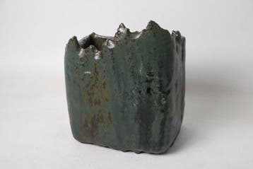Mountain Ridge — Sculpturale Seto-bloemenvaas met So-yu, Antiek en Kunst, Antiek | Overige Antiek