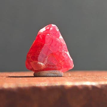 2,45 ct TOP juwelrood glasklare spinel kristal in, Verzamelen