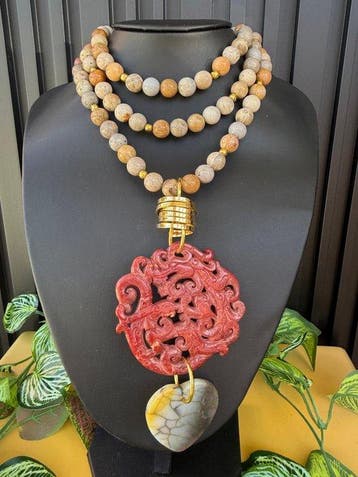 Maxi-ketting van agaaten + talisman van Tibetaans jade +