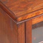 Kleine strakke notenhouten 1-deurs boekenkast of vitrine ca, Antiek en Kunst, Antiek | Meubels | Kasten, Ophalen of Verzenden