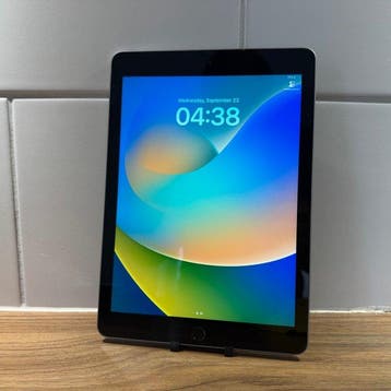 Apple iPad (5th Generation) 128GB Wifi - Mobiele telefoon, Spelcomputers en Games, Nieuw