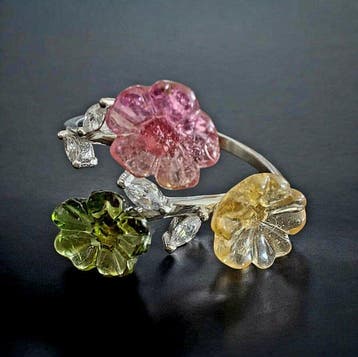 Ring met bloemen gemaakt van multicolore tourmaline, gezet