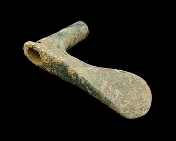 Bronstijd Brons Bijlkop met sokkel - 132 mm