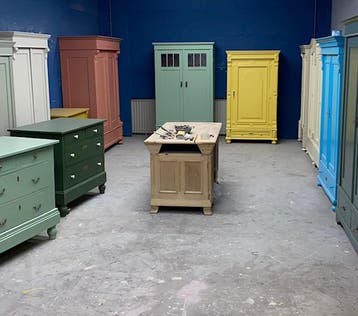 Grote aantallen antieke landelijke kasten, Kledingkast, hout, Zo goed als nieuw