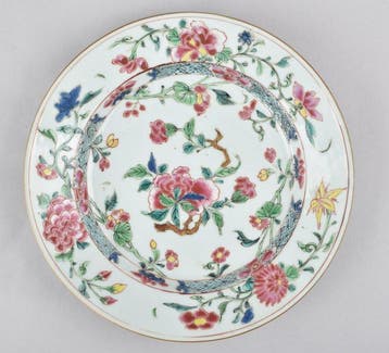 Bord - UNUSUAL CHINESE FAMILLE ROSE PLATE DECORATED WITH A