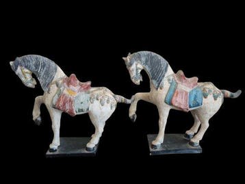 sculptuur, Pair of large terracotta horses, Tang style –, Antiek en Kunst