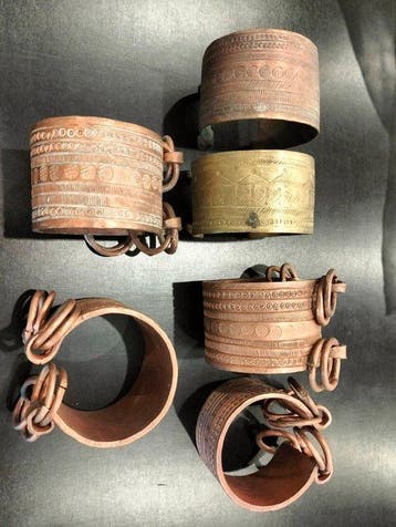 Prachtige collectie van 6 oude manchetten, muntarmband,
