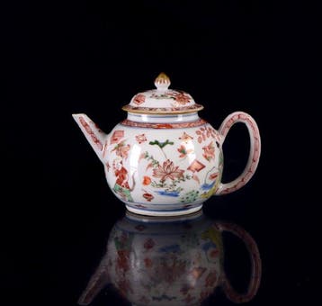 Een Chinese theepot in Famille Verte, met ijzerrood en