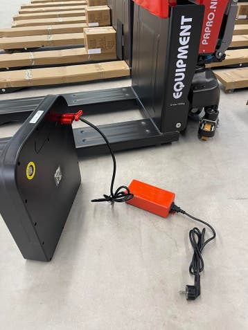 Nieuw model Pallettruck 1500kg / 2000KG met side wheels!, Doe-het-zelf en Verbouw, Ophalen of Verzenden, Nieuw