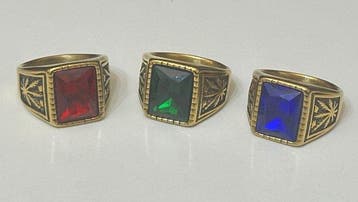 3 ringen met 3 kristallen van Jezus en hennep. Gezondheid.