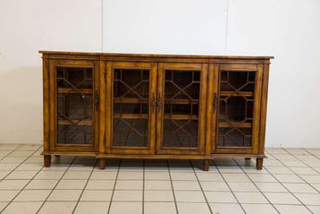 Houten dressoir met vier deuren en glazen panelen., Ophalen of Verzenden, Nieuw