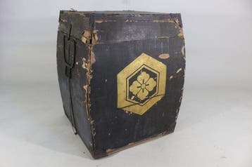Harnas - Japan - E3-640 Bisyamon Hitsu (yoroi box) met Gold