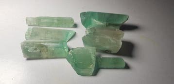 Ruwe kunziet met natuurlijke groene kleur Kristalen- 345 g -