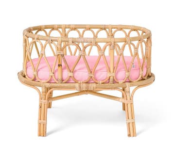 Rotan poppenwiegje met roze matrasj van €89,00 voor €44,50, Ophalen of Verzenden, Nieuw