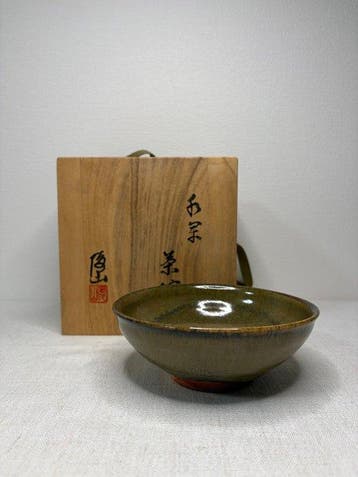Japanse aardewerk chawan – diepe olijfgroene glazuur –