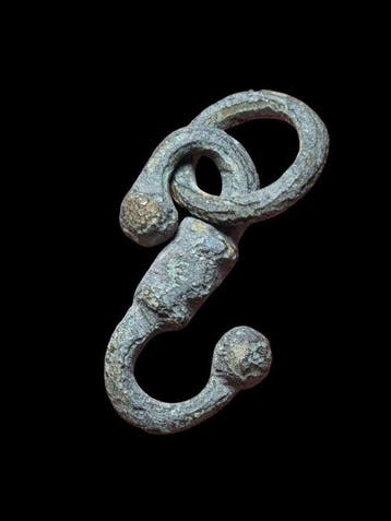 Viking periode Bronze Very Rare S-shaped fastener Fafnir