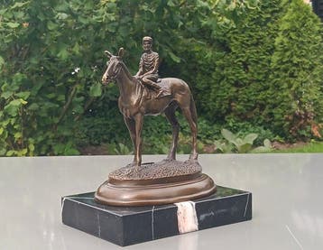 Bronzen sculptuur met meerdere interessante merktekens en
