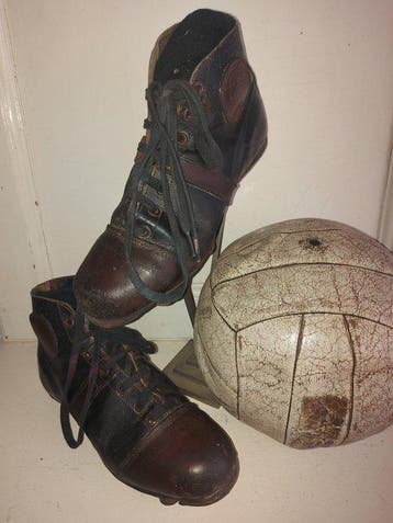 Paar antieke ETES voetbalschoenen (kicksen)met leren bal -, Nieuw