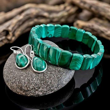 Set in malachiet. Oorbellen van 925 sterlingzilver.