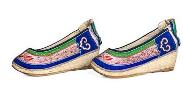 Een fraai paar dames-schoenen uit hogere kringen met antieke