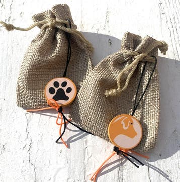 Jute zakje met houten gelukspoppetje Happy Dog en vulling, Dieren en Toebehoren, Verzenden, Nieuw